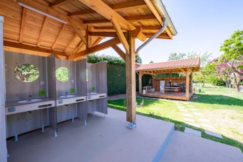 Emplacement - Emplacement 80 À 100M² - 1 Véhicule Léger, Caravane, Camping-Car Et Van Aménagé - image n°7 - Camping le Cottet 