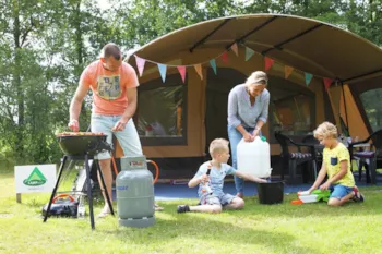 Accommodation - Safaritent 6-Persoons Op Familieveld - Charmecamping & Appartementen De Regge-Vallei