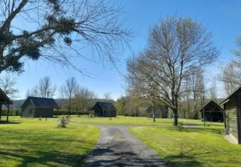 Stellplatz - Camping-Pauschale (1 Fahrzeug) - Camping Onlycamp de la Roseraie