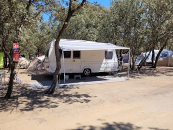Stellplatz - Pauschale Stellplatz Elektrizität + 1 Fahrzeug - Camping la'bel balagne
