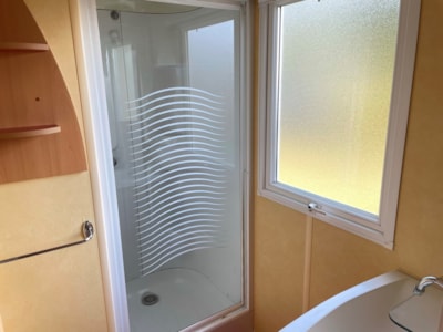 Air-conditioned mobile home
