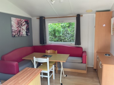 Air-conditioned mobile home