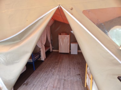 Fully equipped lodge tent