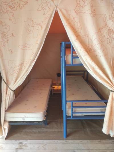 Fully equipped lodge tent