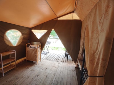 Fully equipped lodge tent
