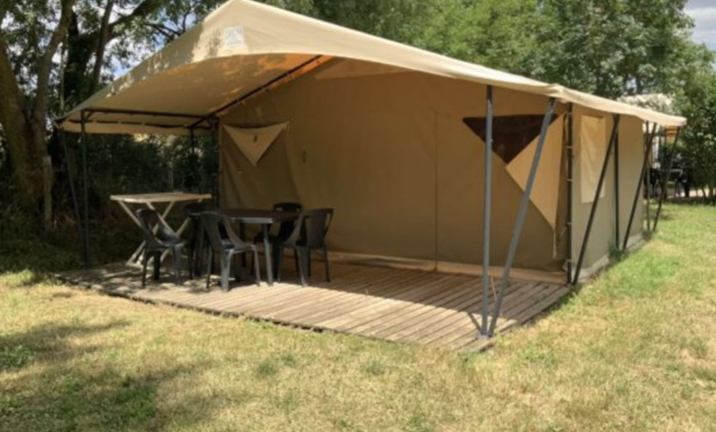 Eingerichtetes Lodge-Zelt