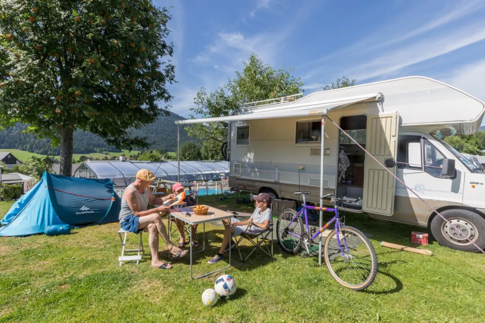 Pitch for 2 people + electricity 6 A (1300 W) + 1 vehicle + tents or caravan