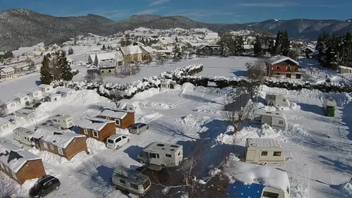 Stellplatz - Stellplatz Winter Für 2 Personen + Strom 6 A (1300 W) Für Wohnwagen, Van Oder Wohnmobil - image n°1 - Camping le Vercors