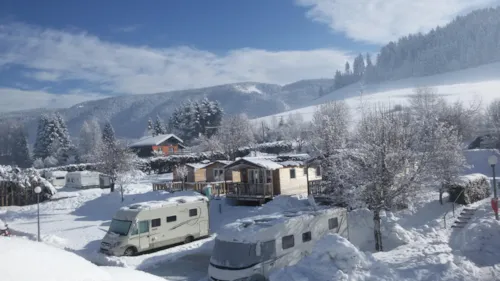 Stellplatz - Stellplatz Winter Für 2 Personen + Strom 6 A (1300 W) Für Wohnwagen, Van Oder Wohnmobil - image n°2 - Camping le Vercors