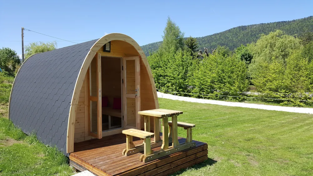 Cabane 100 % nature en bois avec terrasse