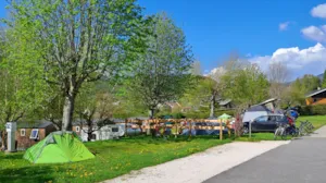Emplacement - Standplaats 80 à 110 m² voor 2 personen + elek. 6 A (1300 W) voor tent, caravan, busje of camper - Camping le Vercors