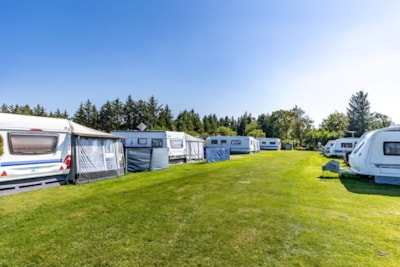 Pitch 10x10 m, electricity 10 A can be purchased (connection + consumption), but no water connection