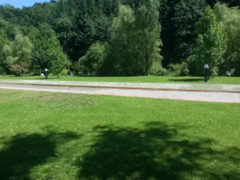 Stellplatz - Platz Klein Am Wasser 50M² - Camping Vallée de l'Our s.a.r.l.