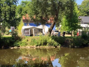 Stellplatz - Platz Standard Am Wasser 100-110M2 - Camping Vallée de l'Our s.a.r.l.