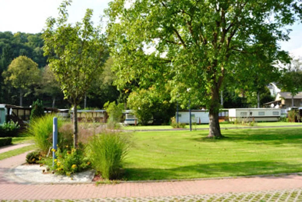 Stellplatz - Platz Zentral Nicht Am Wasser 120-140M2 - Camping Vallée de l'Our s.a.r.l.