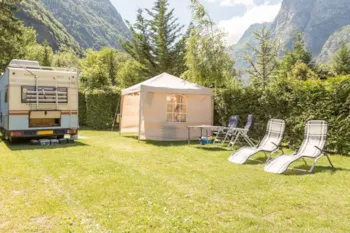 Stellplatz - Confort-Stellplatzpaket - Camping Le Château de Rochetaillée