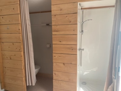Small hotel chalet with bathroom, no kitchen — 6