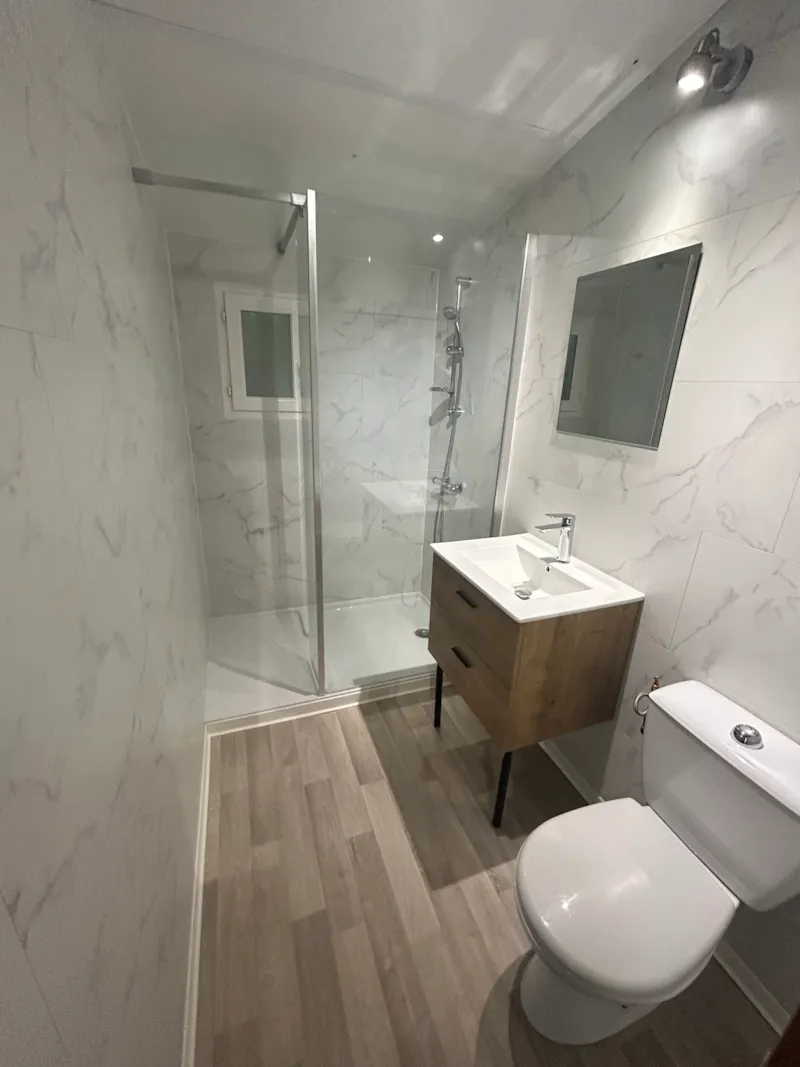 Grand Chalet Deux Chambres Avec Salle De Bain Et Cuisine