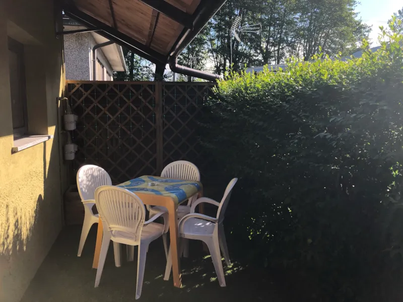 Bungalow Jaune Avec Terrasse Privee