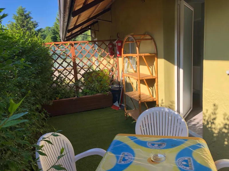 Bungalow Jaune Avec Terrasse Privee