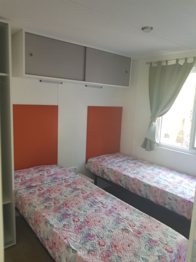 MOBILE-HOME COMFORT WITH TWO BATHROOMS — 5