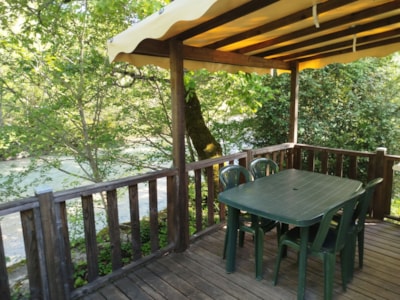 Mobile-home facing the river