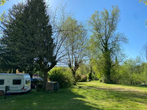Emplacement - Forfait Emplacement Confort (Elec Incluse) - image n°6 - Camping L'Arc-en-Ciel