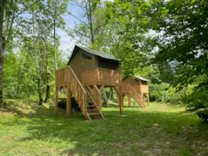 Locatif - Tente BAROUDEUR 1 : Cabane sur pilotis - Camping L'Arc-en-Ciel