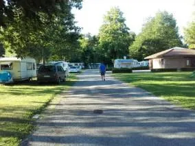 Emplacements Nu Pour Tentes , Caravanes Et Camping-Car