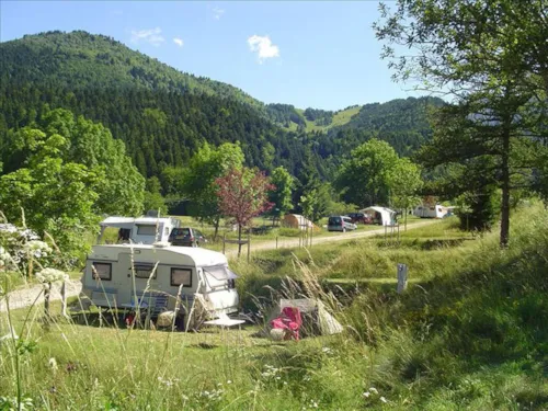 Stellplatz - Emplacement 2 Personnes + 1 Véhicule - image n°1 - Camping Caravaneige Les 4 Saisons