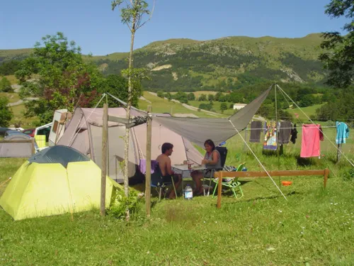 Stellplatz - Emplacement 2 Personnes + 1 Véhicule - image n°4 - Camping Caravaneige Les 4 Saisons