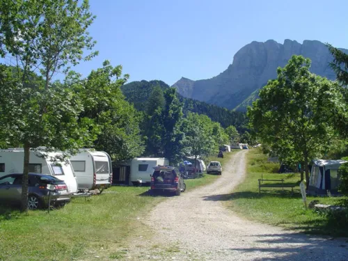 Stellplatz - Emplacement 2 Personnes + 1 Véhicule - image n°5 - Camping Caravaneige Les 4 Saisons