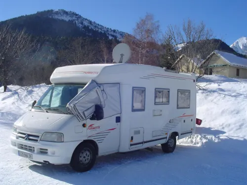 Stellplatz - Emplacement 2 Personnes + 1 Véhicule - image n°6 - Camping Caravaneige Les 4 Saisons