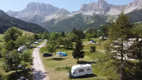 Stellplatz - Emplacement 2 Personnes + 1 Véhicule - image n°10 - Camping Caravaneige Les 4 Saisons
