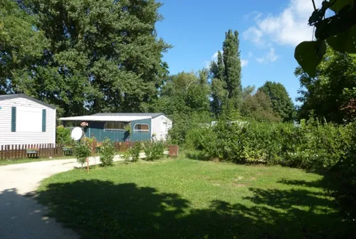 Emplacement - Forfait Randonneur À Pied Ou À Vélo - image n°3 - Camping Domaine Beauséjour