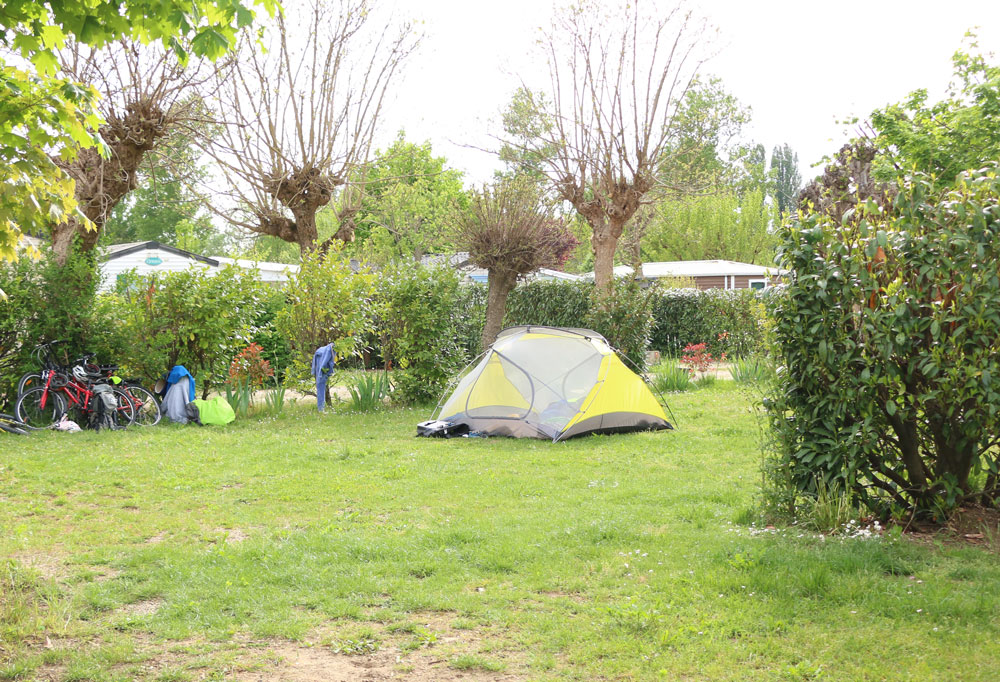 Kampeerplaats - Standplaats Pakketprijs Wandelaar Per Voet Of Per Fiets Met Tent - Camping Domaine Beauséjour