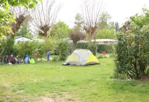  - Standplaats Pakketprijs Wandelaar per voet of per fiets met tent - Camping Domaine Beauséjour