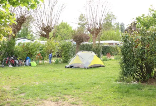 Emplacement - Forfait Randonneur À Pied Ou À Vélo - image n°1 - Camping Domaine Beauséjour