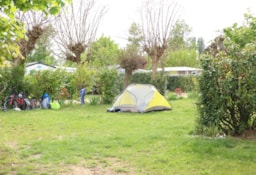 Stellplatz - Stellplatz Pauschale Wanderer Oder Radfahrer Mit Zelt - Camping Domaine Beauséjour