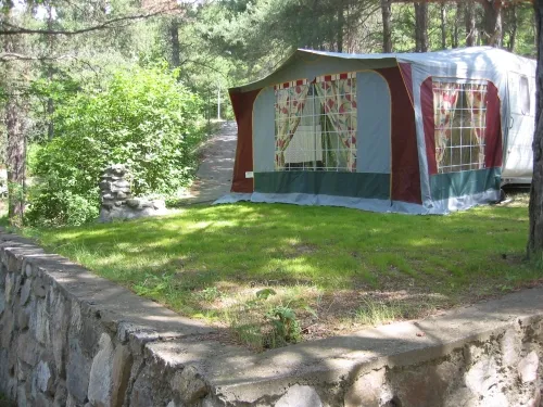 Emplacement - Emplacement Tente Ou Caravane + Voiture - image n°2 - Camping Le Champ Long