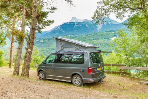 Emplacement - Emplacement Tente Ou Caravane + Voiture - image n°1 - Camping Le Champ Long