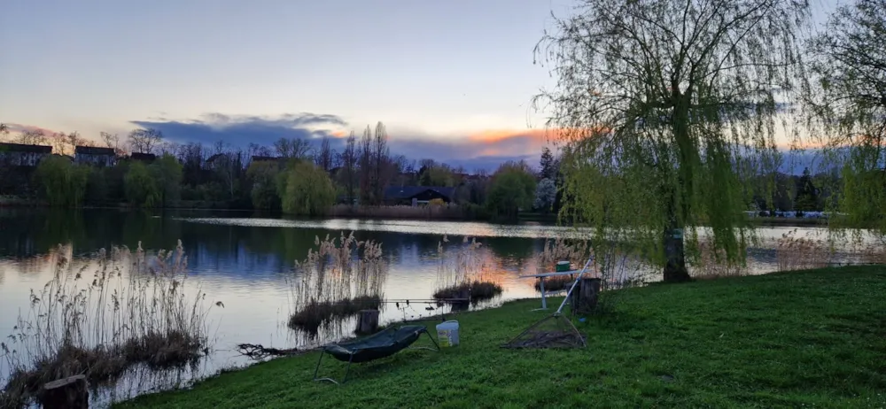 Stellplatz Mit Angelstelle Für Reisemobil/Wohnwagen Oder Zelt