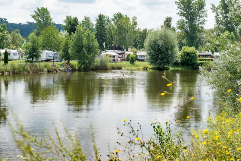 Wohnwagenstellplatz am Badesee