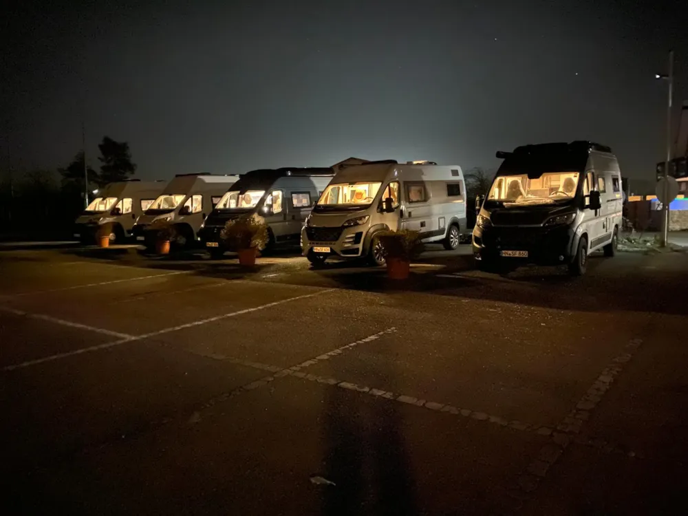 Durchreisestellplatz Van, Reisemobil Oder Caravan Bis 9M Länge  (16 Bis 10 Uhr), Strom Zubuchbar