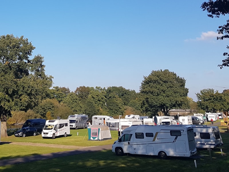 Emplacement confort + voiture