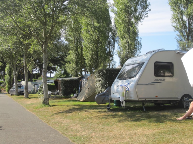 Stellplatz Confort (Zelt, Wohnwagen/ 1 Auto oder Wohnmobil  / Strom 10A) + Fließwasser- und Abwasseranschluss