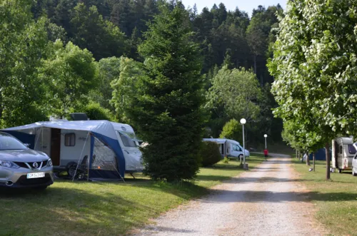 Emplacement - Emplacement Solo Incluant 1 Personne + Électricité - image n°5 - Camping Les Eymes