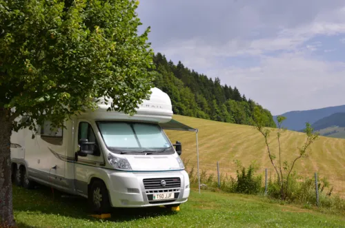 Emplacement - Emplacement Solo Incluant 1 Personne + Électricité - image n°6 - Camping Les Eymes