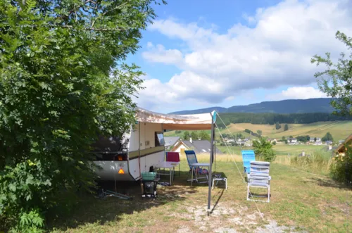 Emplacement - Emplacement Plaisir  De 80 M² Incluant 2 Personnes + Électricité - image n°5 - Camping Les Eymes