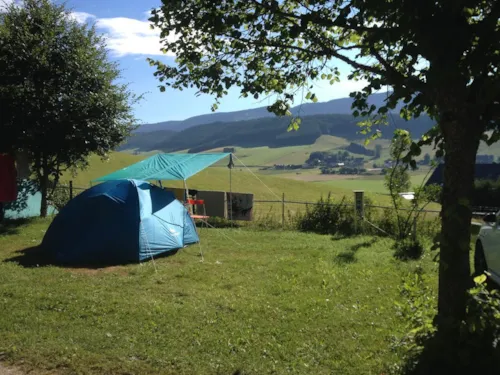 Emplacement - Emplacement Solo Incluant 1 Personne + Électricité - image n°1 - Camping Les Eymes